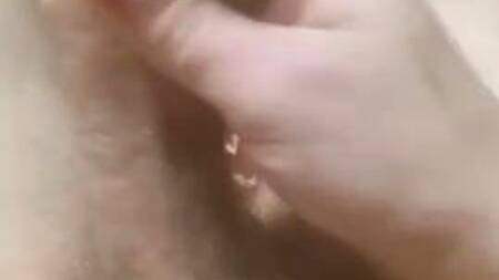 Приятный гейчик решил подрочить свой горячий член