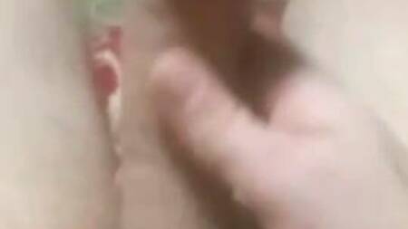 Приятный гейчик решил подрочить свой горячий член