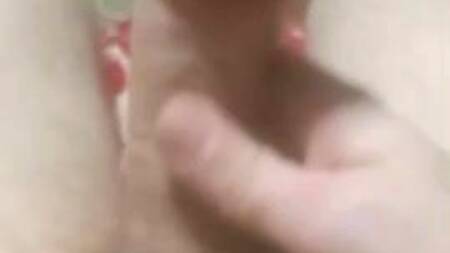 Приятный гейчик решил подрочить свой горячий член