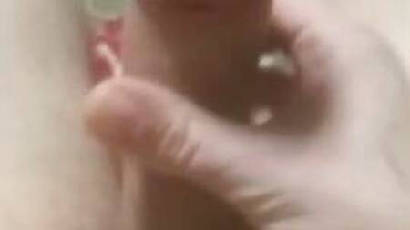 Приятный гейчик решил подрочить свой горячий член