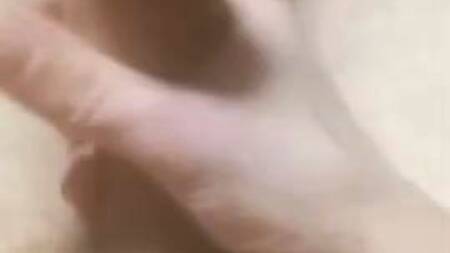 Приятный гейчик решил подрочить свой горячий член