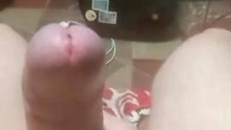 Приятный гейчик решил подрочить свой горячий член