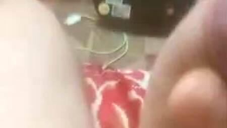 Приятный гейчик решил подрочить свой горячий член