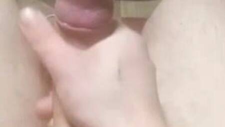 Приятный гейчик решил подрочить свой горячий член