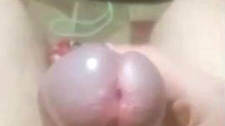 Приятный гейчик решил подрочить свой горячий член