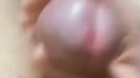 Приятный гейчик решил подрочить свой горячий член