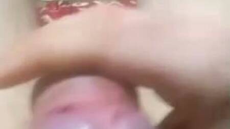 Приятный гейчик решил подрочить свой горячий член