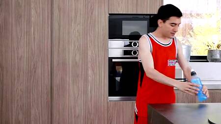 Дрочит на мачеху в ванне и ебет её в мокрую пизду