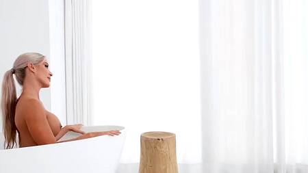 Дрочит на мачеху в ванне и ебет её в мокрую пизду