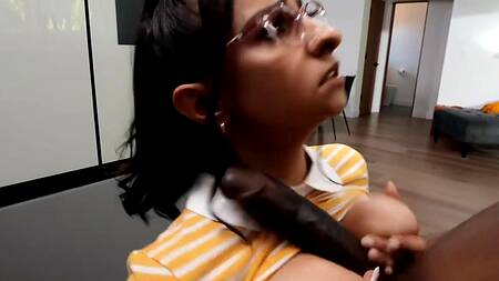 Милая ботанша ебется со своим парнем и негром