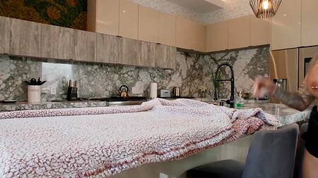 Пришел к другу на ужин и поимел его развратную жену на кухне