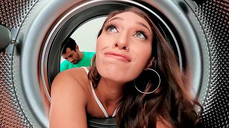 Красотка Bella Rolland угощает соседа кексами и дает в попку