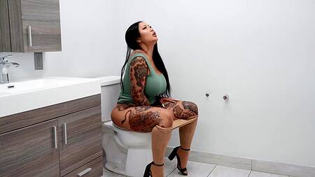 Красивая азиатка с членом трахает другую азиатку в туалете