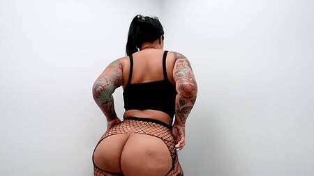 Красивая азиатка с членом трахает другую азиатку в туалете