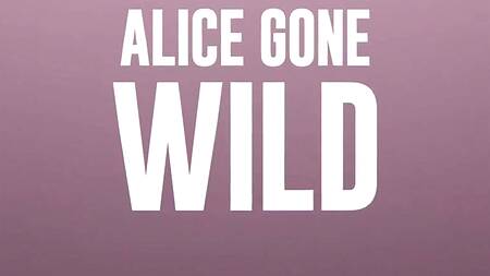 Мужик загоняет большой член в пизду блондинки на бильярдном столе