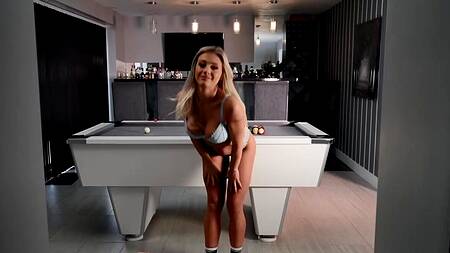 Мужик загоняет большой член в пизду блондинки на бильярдном столе