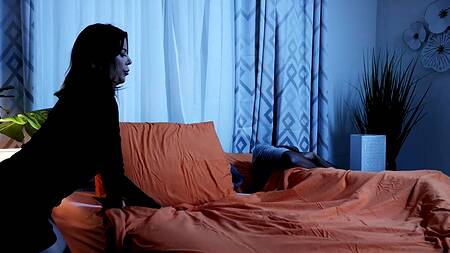 Жена ночью катается на байке и ебется с другим в гараже