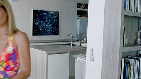 Помощница приезжает к боссу на виллу и соблазняет его на секс