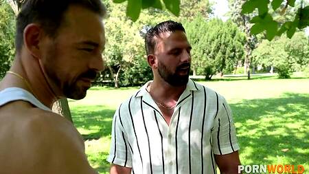 Красотка вышла на пикник и занялась сексом с двумя