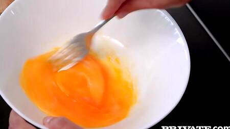 Негр на кухне ставит рыжую телку раком и вставляет хуй в попку