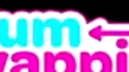 Подруга девушки показывает сиськи и предлагает секс втроем