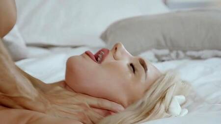 Занятая клиентка говорит по телефону во время секса с массажистом