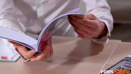 Азиатская студентка садится на стол и соблазняет однокурсника