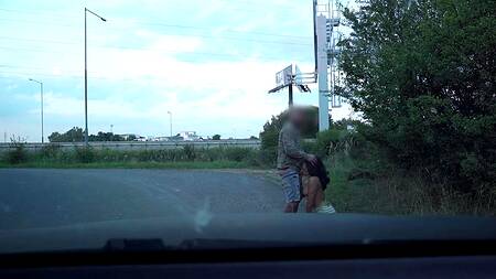 Мужик на машине снимает красивую милфу и ебет её за деньги