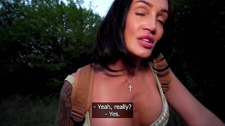 Мужик на машине снимает красивую милфу и ебет её за деньги