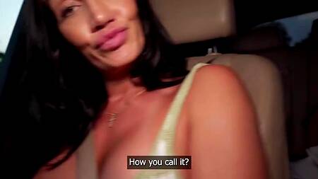 Мужик на машине снимает красивую милфу и ебет её за деньги