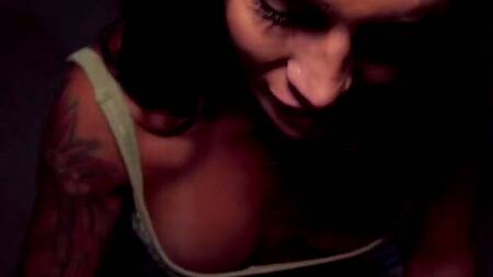 Мужик на машине снимает красивую милфу и ебет её за деньги