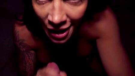 Мужик на машине снимает красивую милфу и ебет её за деньги