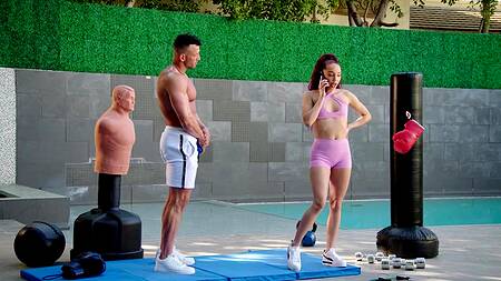 Тренер заносит красотку Alexis Tae в дом и ебет её в очко