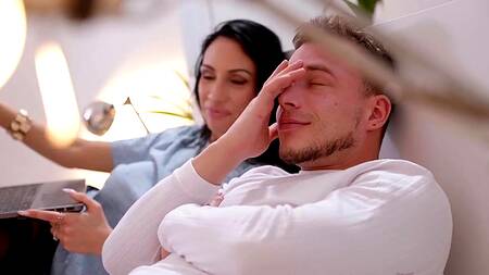 Зрелая красотка заходит в гости и соблазняет коллегу с работы