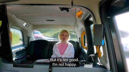 Татуированная блондинка Greta Foss страстно ебется с таксистом