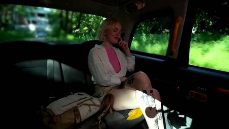 Татуированная блондинка Greta Foss страстно ебется с таксистом