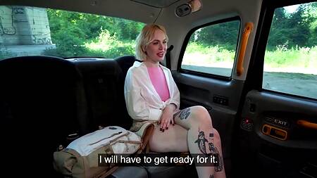 Татуированная блондинка Greta Foss страстно ебется с таксистом