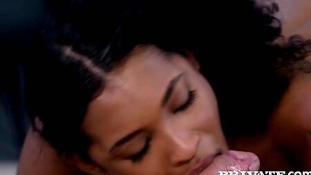 Чернокожая красотка сфоткала киску и соблазнила на секс