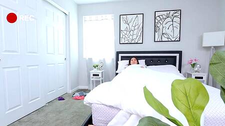 Худая азиатка дрочит писю перед отчимом и соблазняет на секс