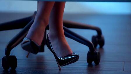 Красивая азиатка доделала проект и ебется с боссом