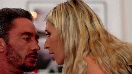 Красивая Tory Sweety надевает шикарное бельё и соблазняет на еблю