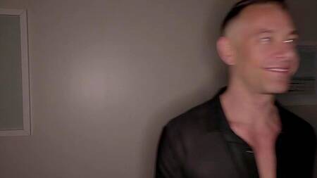 Мужик страстно трахает зрелую красотку Missa Mars в отеле