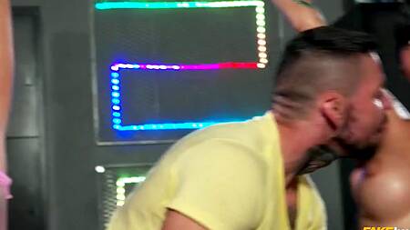 Тренер в спортзале поимел двух красивых развратниц