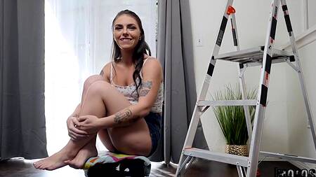 Миниатюрной девке нравится трахаться с мужиком на весу