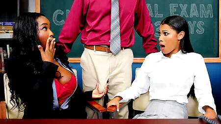 Директор универа трахает черную студентку и её мамку