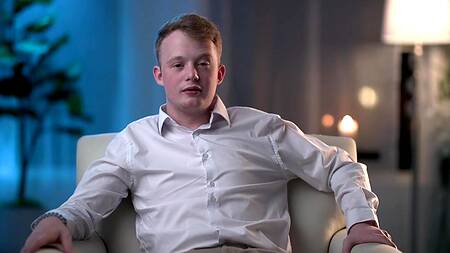 Мачеха в золотом платье трахается с пасынком после ужина