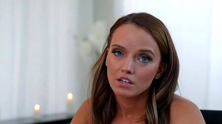 Мачеха в золотом платье трахается с пасынком после ужина