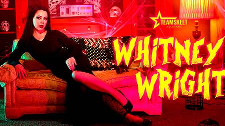 Мортиша Аддамс трахается со своим мужем на диване