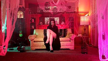 Мортиша Аддамс трахается со своим мужем на диване