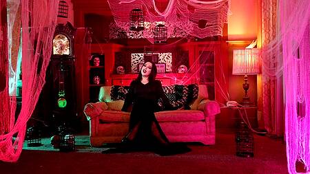 Мортиша Аддамс трахается со своим мужем на диване